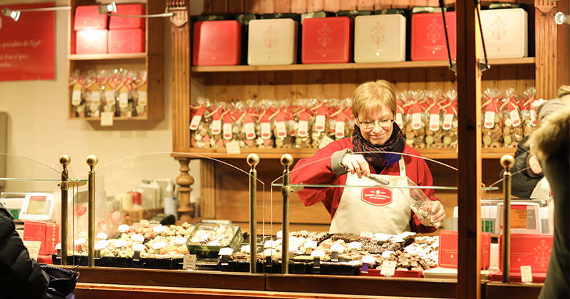 Photo de la Maison Alsacienne de Biscuiterie au marché de Noël de Mulhouse, vente de bredele.